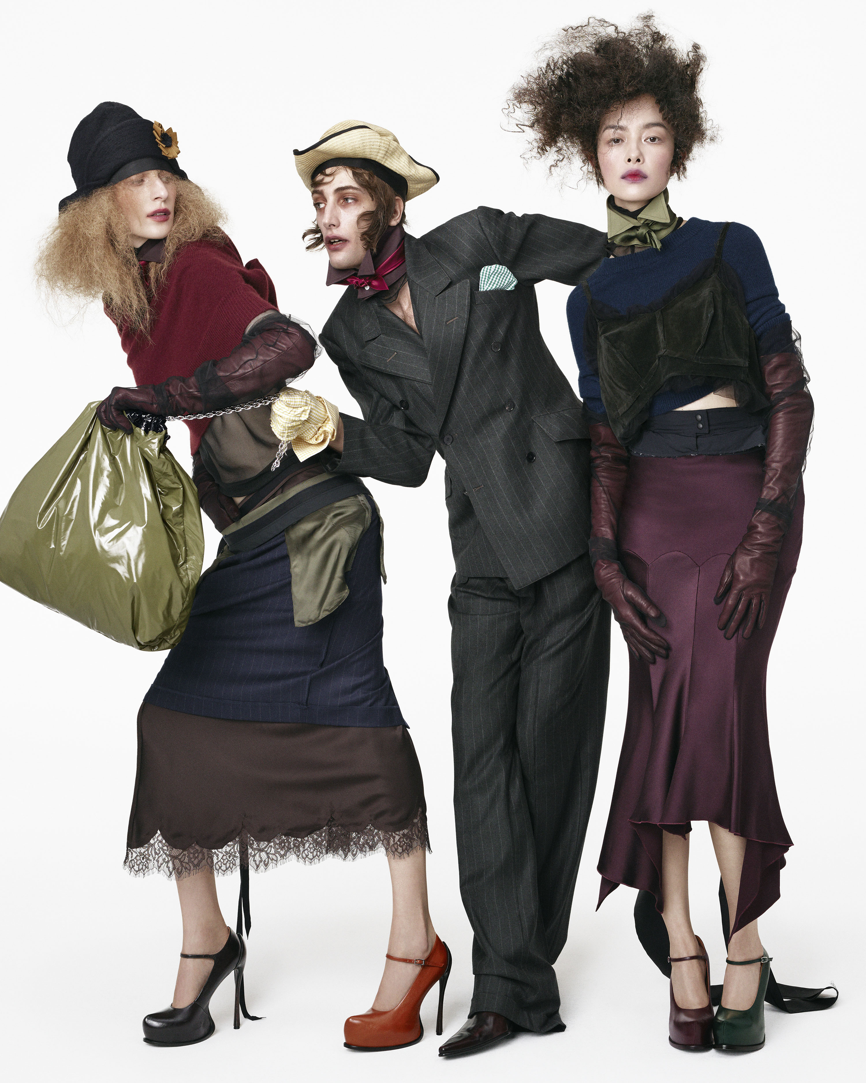 Galliano intervino prototipos de los archivos de Zara y los convirtió en nuevas siluetas con sastrería, superposiciones y materiales inesperados. Foto: EFE | Inditex.