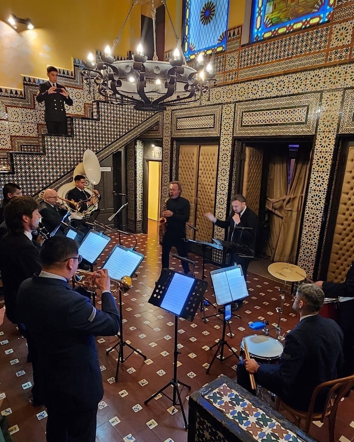 En el foyer del Colón, una pequeña banda. (Foto gentileza Silvia Colucci).