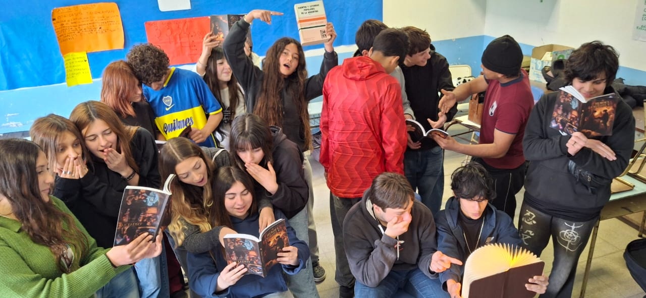 Jóvenes de quinto año de la EES Nº 83 con las fotonovelas creadas por ellos mismos.