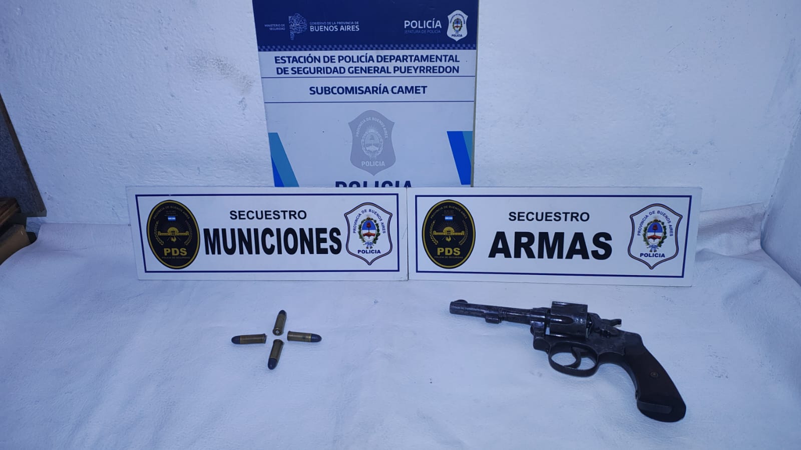 El revolver secuestrado al chofer.