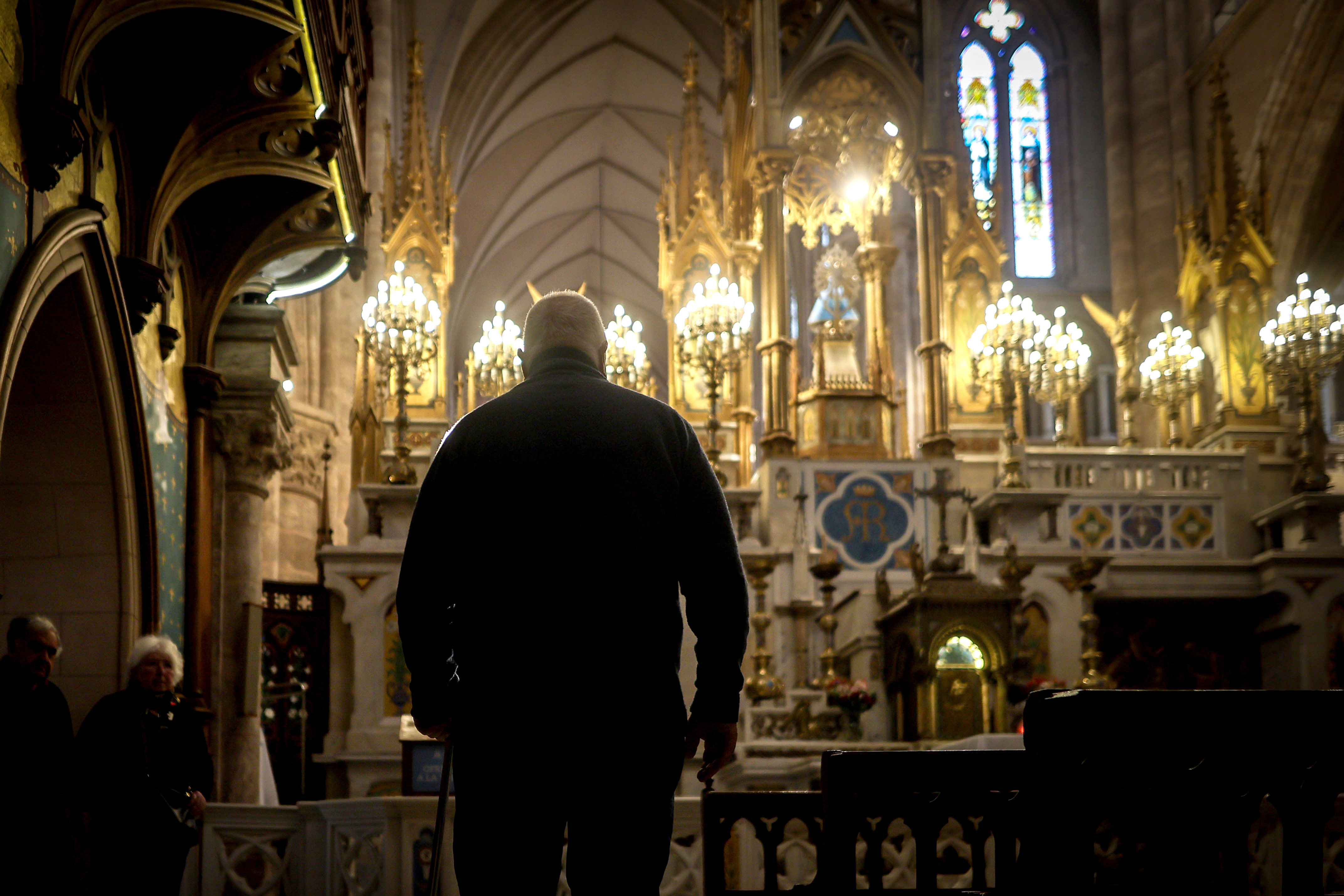Una persona durante una misa en la Basílica de Nuestra Señora de Luján. Foto: EFE | Juan Ignacio Roncoroni.