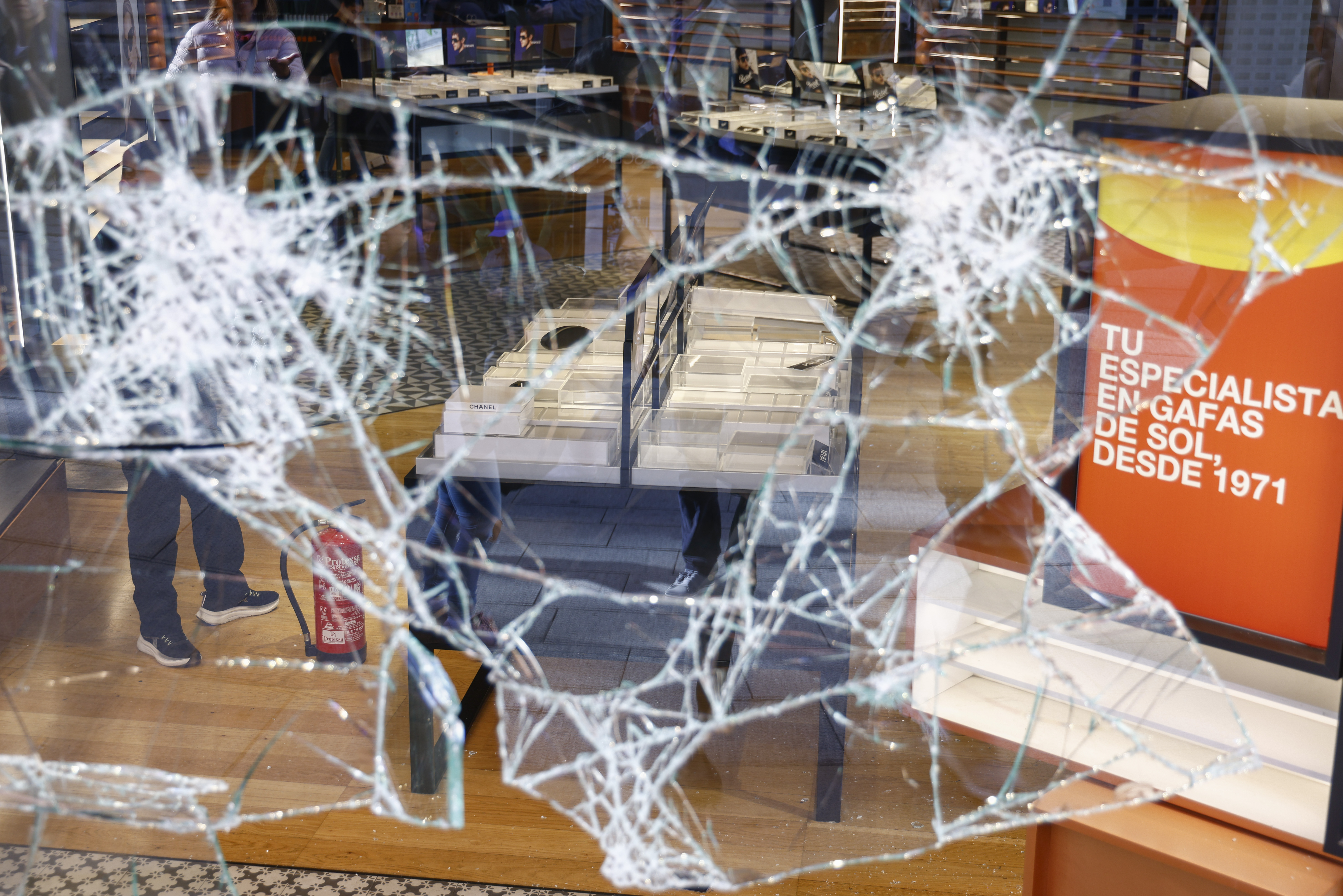 Los disturbios provocados en Barcelona causaron daños en el mobiliario urbano por valor de unos 36.000 euros, informaron a EFE fuentes municipales. Foto: EFE | Quique García.