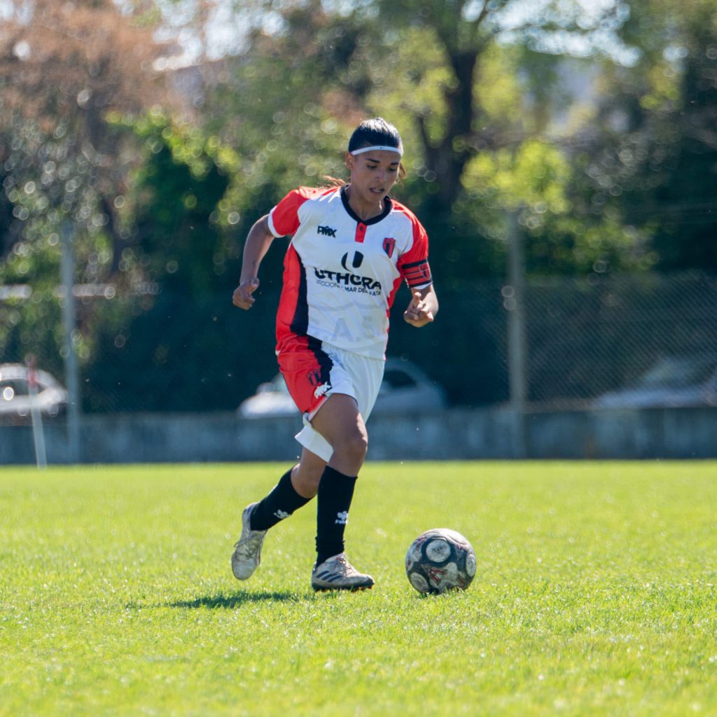 Priscila Medina, la capitana de San Lorenzo, fue blanco de los insultos de la parcialidad rival.