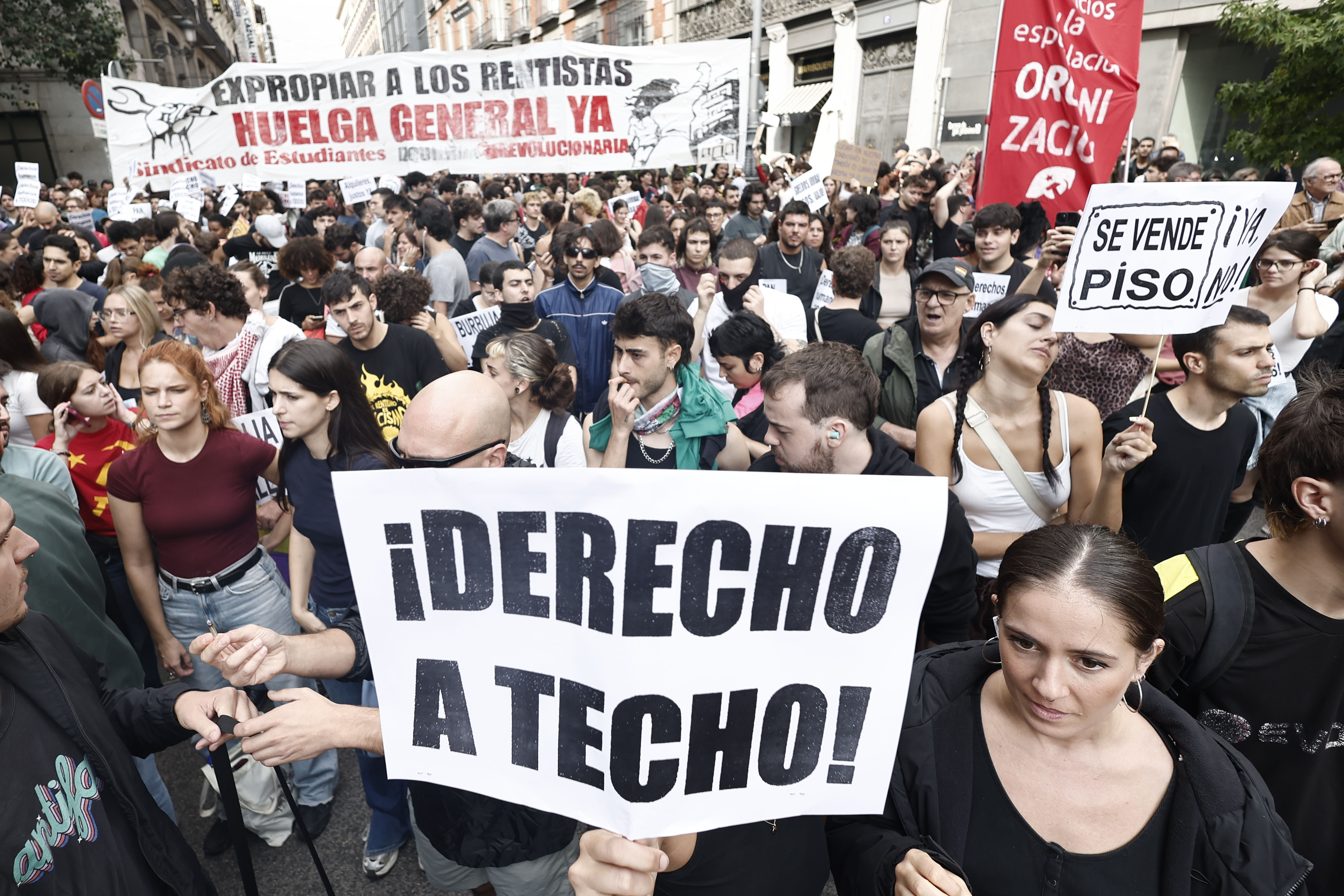 Cientos de personas se manifestaron en las inmediaciones del Congreso. Foto: EFE | Sergio Pérez.