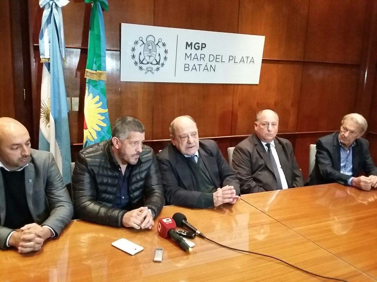 El intendente Arroyo, hoy, cuando habló de la limpieza de Mar del Plata.