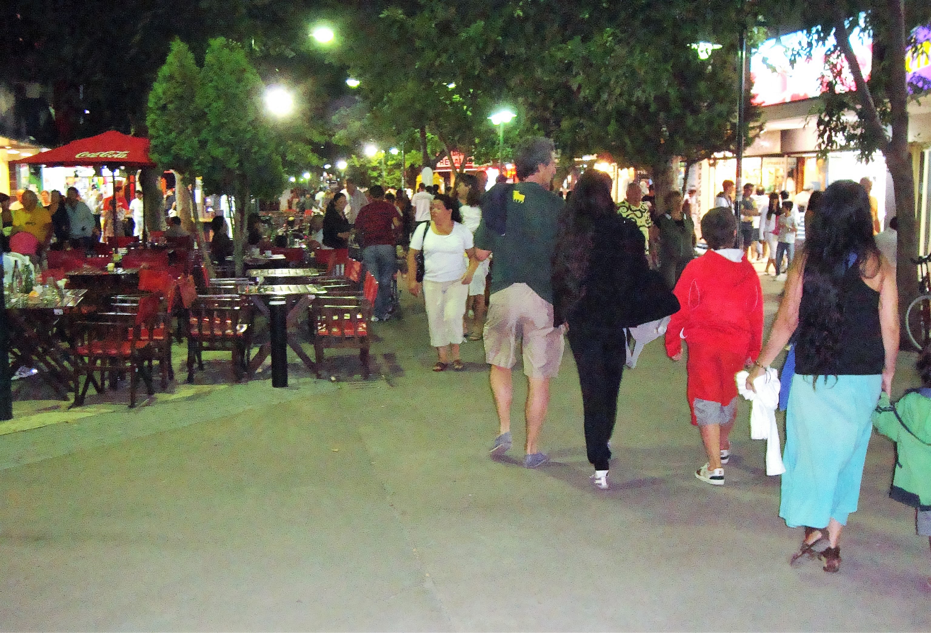 Gente paseando por la peatonal.