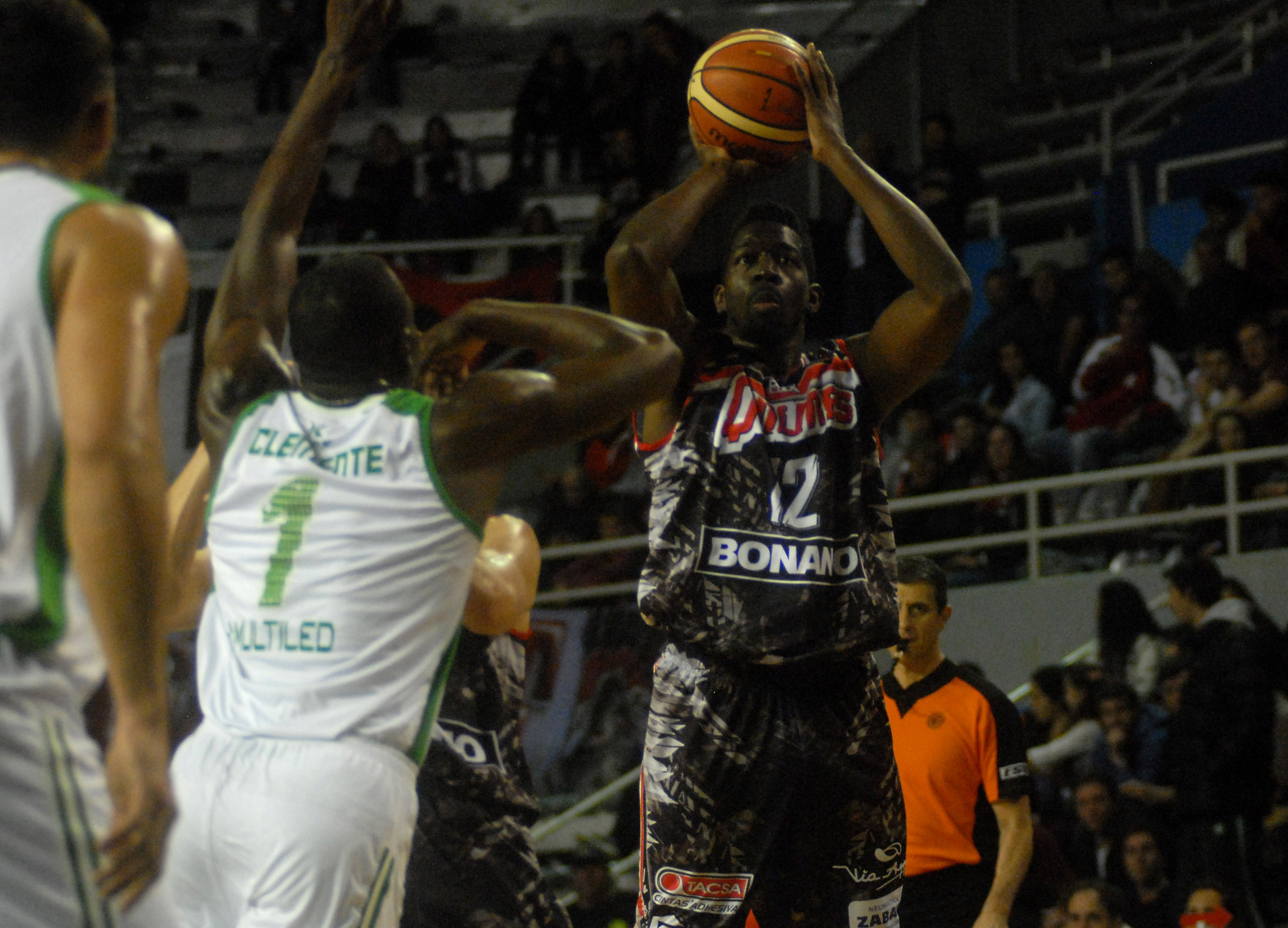 Clark aportó 18 puntos, con 4 de 6 en triples.