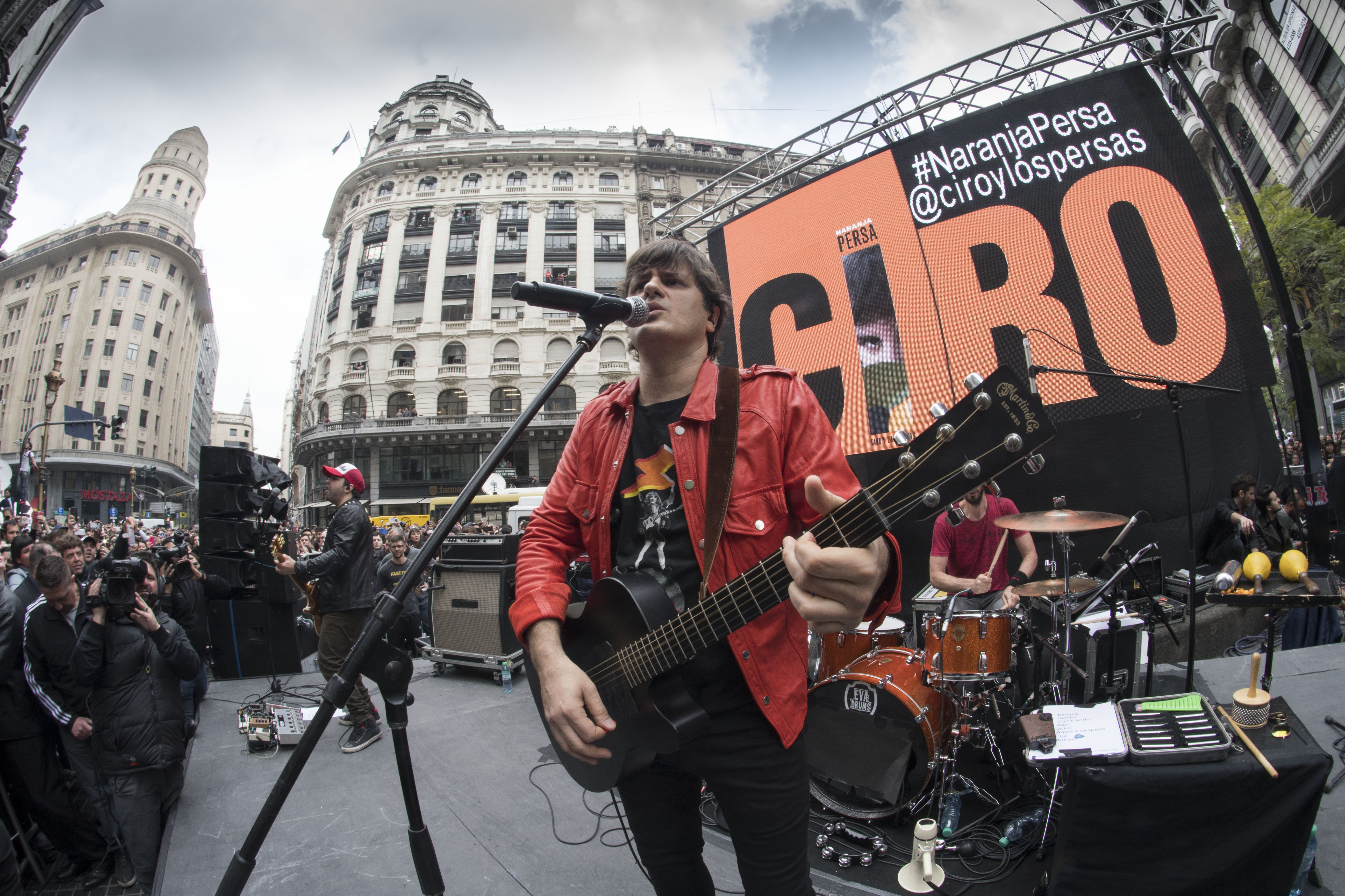 Ciro y Los Persas realiz un show sorpresivo en el microcentro