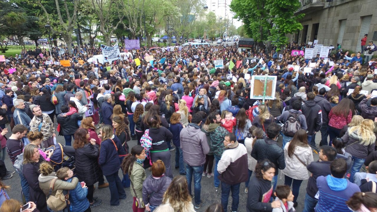 Miles de marplatenses se mostraron conmovidos por el brutal crimen de la adolescente Lucía Pérez. Un hecho que motivó además la realización de otras marchas y protestas en el resto del país. 