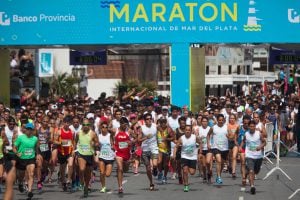 Télam 27/11/2016 Mar del Plata: Más de 6.000 corredores participaron hoy en la 27° edición de la Maratón Internacional de Mar del Plata, en la que los atletas Ulises Sanguinetti y Mariel Alasia se quedaron con los primeros puestos en las categorías caballeros y damas en los 42 kilómetros. Izquierdo cf