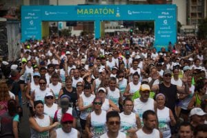 Télam 27/11/2016 Mar del Plata: Más de 6.000 corredores participaron hoy en la 27° edición de la Maratón Internacional de Mar del Plata, en la que los atletas Ulises Sanguinetti y Mariel Alasia se quedaron con los primeros puestos en las categorías caballeros y damas en los 42 kilómetros. Izquierdo cf