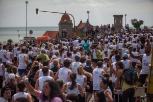 Télam 27/11/2016 Mar del Plata: Más de 6.000 corredores participaron hoy en la 27° edición de la Maratón Internacional de Mar del Plata, en la que los atletas Ulises Sanguinetti y Mariel Alasia se quedaron con los primeros puestos en las categorías caballeros y damas en los 42 kilómetros. Izquierdo cf