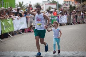 Télam 27/11/2016 Mar del Plata: Más de 6.000 corredores participaron hoy en la 27° edición de la Maratón Internacional de Mar del Plata, en la que los atletas Ulises Sanguinetti y Mariel Alasia se quedaron con los primeros puestos en las categorías caballeros y damas en los 42 kilómetros. Izquierdo cf