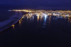 La costa de la ciudad en vista nocturna, única