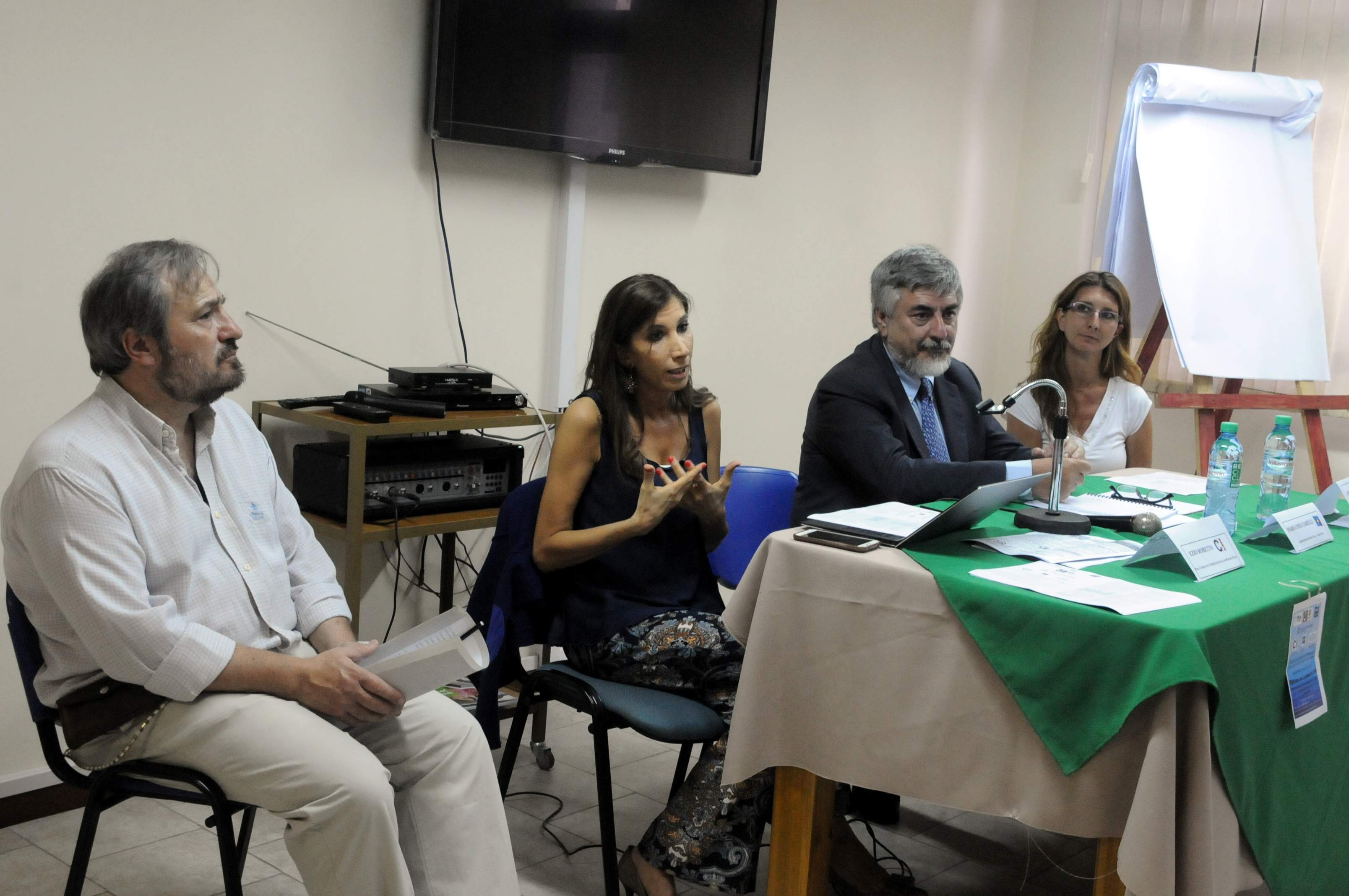 El agregado científico de la Embajada, José María Kenny (segundo desde la derecha), junto a referentes de entidades italianas, en la presentación del concurso.