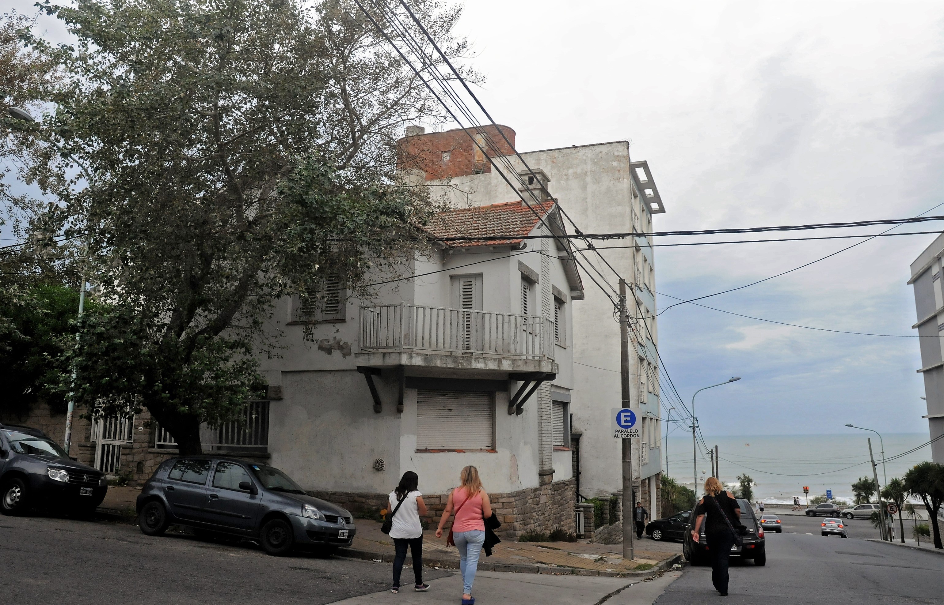 La casa ubicada en la neurálgica esquina de Aristóbulo del Valle y Peña es una de las sedes de las fiestas clandestinas.
