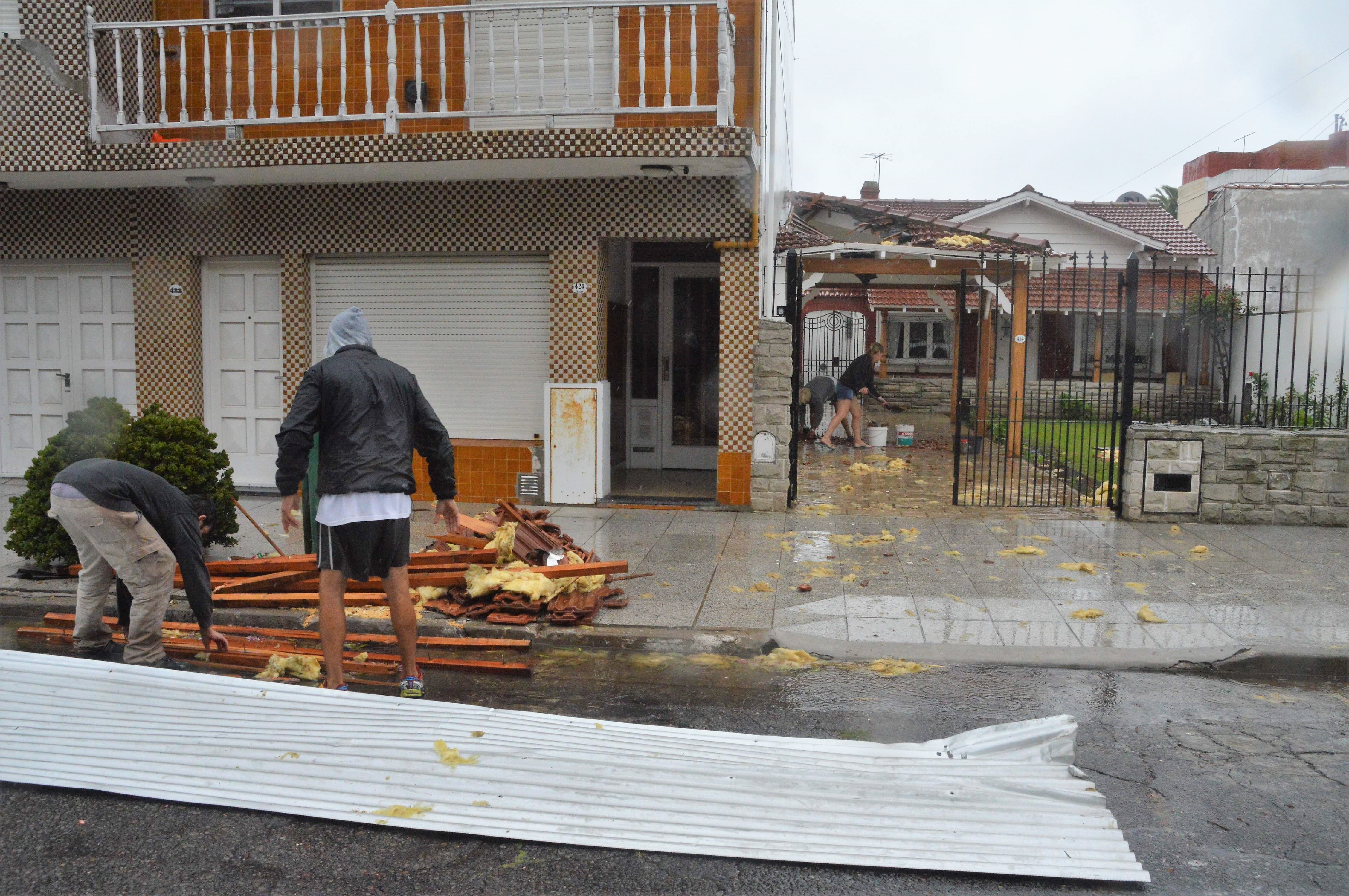 Los fuertes vientos provocaron distintos inconvenientes en la ciudad, como la voladura de techos. Foto: Osvaldo Braillard  / La Capital.