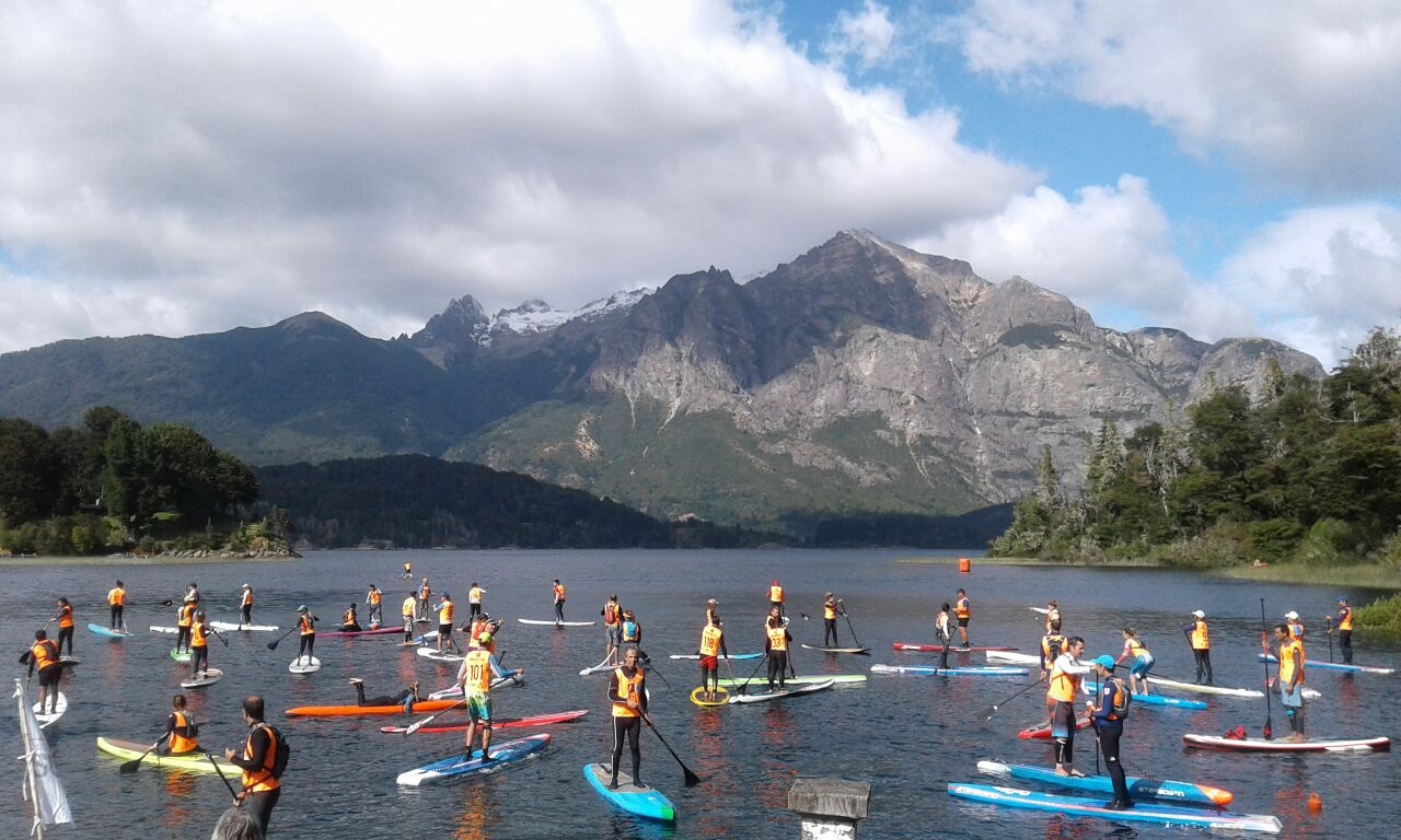 Las tablas de SUP en el lago y la montaña atrás. Casi un centenar de inscriptos tuvo la cuarta edición de la Patagonia SUP Race en Bariloche.