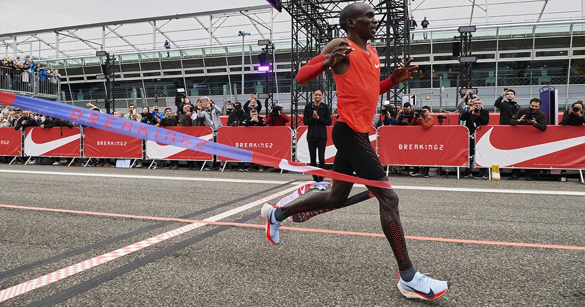 Eliud Kipchoge en la línea de llegada.