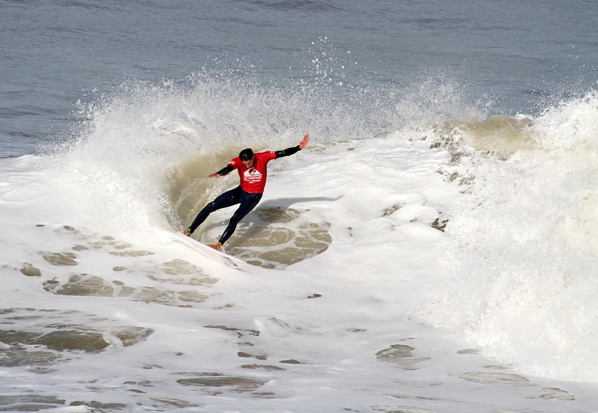 Nahuel Rull en acción en La Paloma. Fotos: Hernán Ramos / Quiksilver La Paloma.
