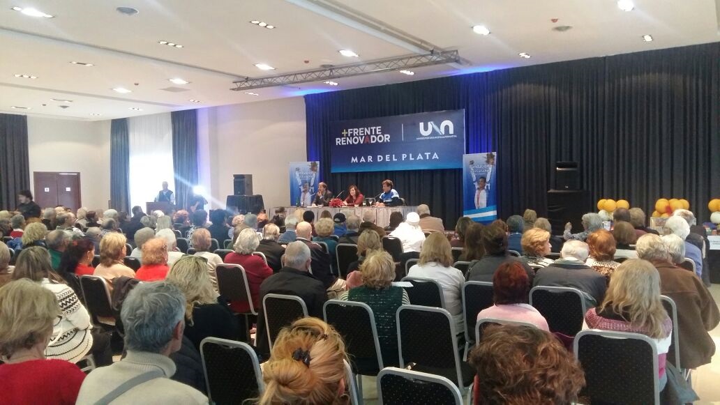Juan Curuchet encabezó entrega de elementos deportivos y recreativos a representantes de Centros de Jubilados de Mar del Plata.