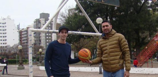 Luca Vildoza y Leonardo Gutiérrez  posan para la foto de LA CAPITAL en la Plaza Mitre.