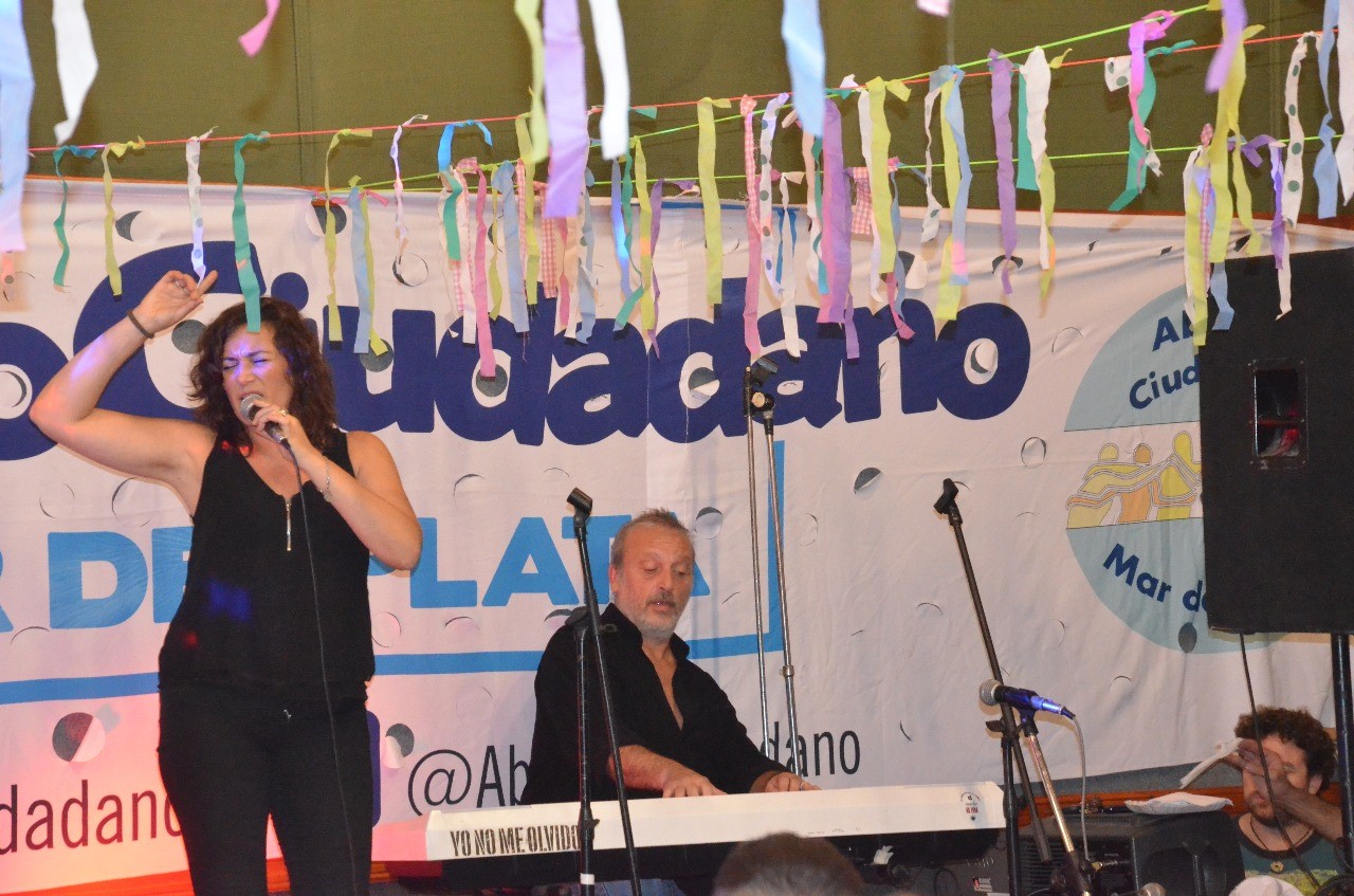 Karina Levine y Luis Reales, momento musical de la peña a beneficio del colectivo Mamás en Lucha que organizó Abrazo Ciudadano.