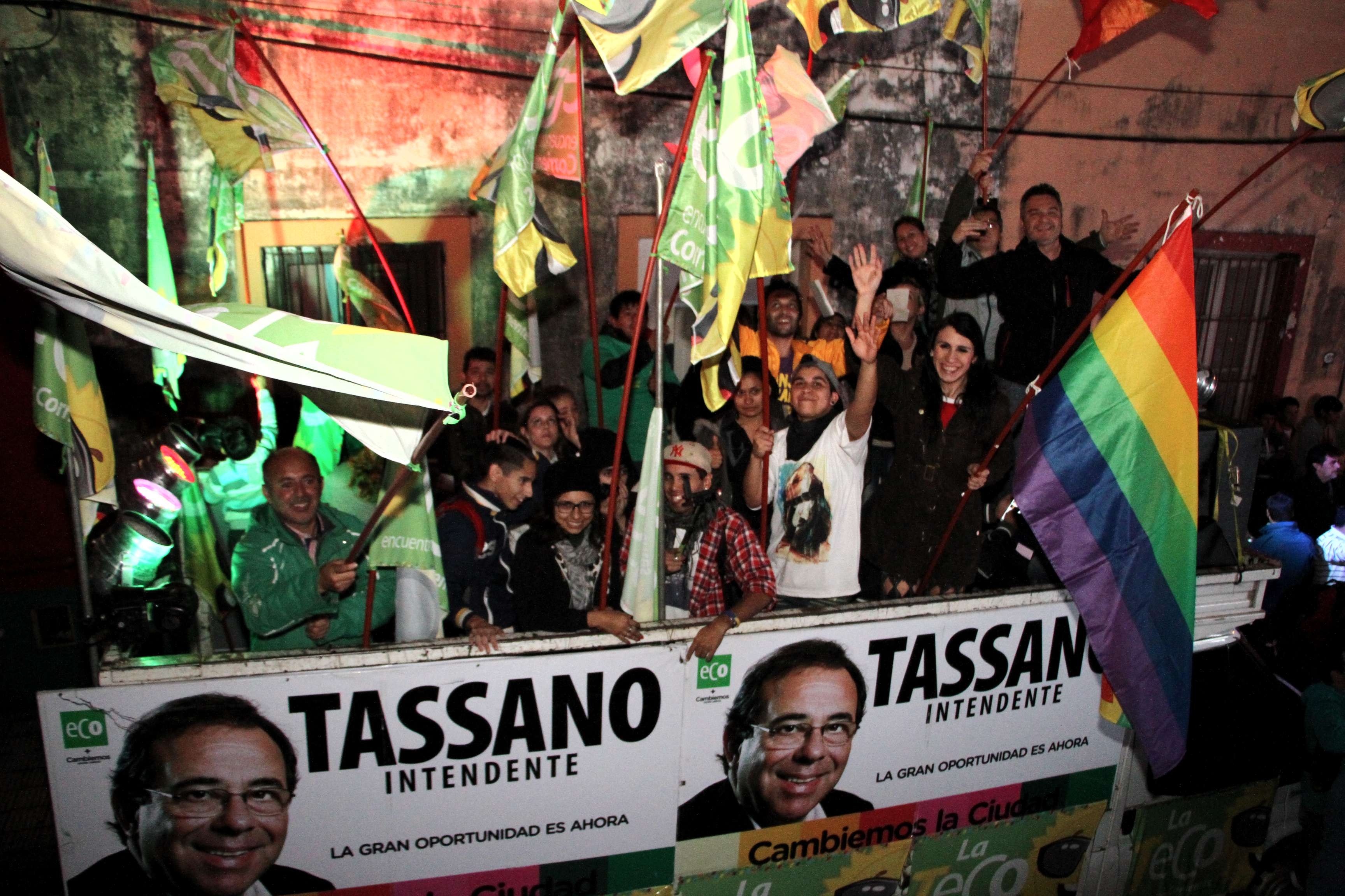 Corrientes: Partidarios de Eduardo Tassano festajen el triunfo en las eleccionespara intendente.
