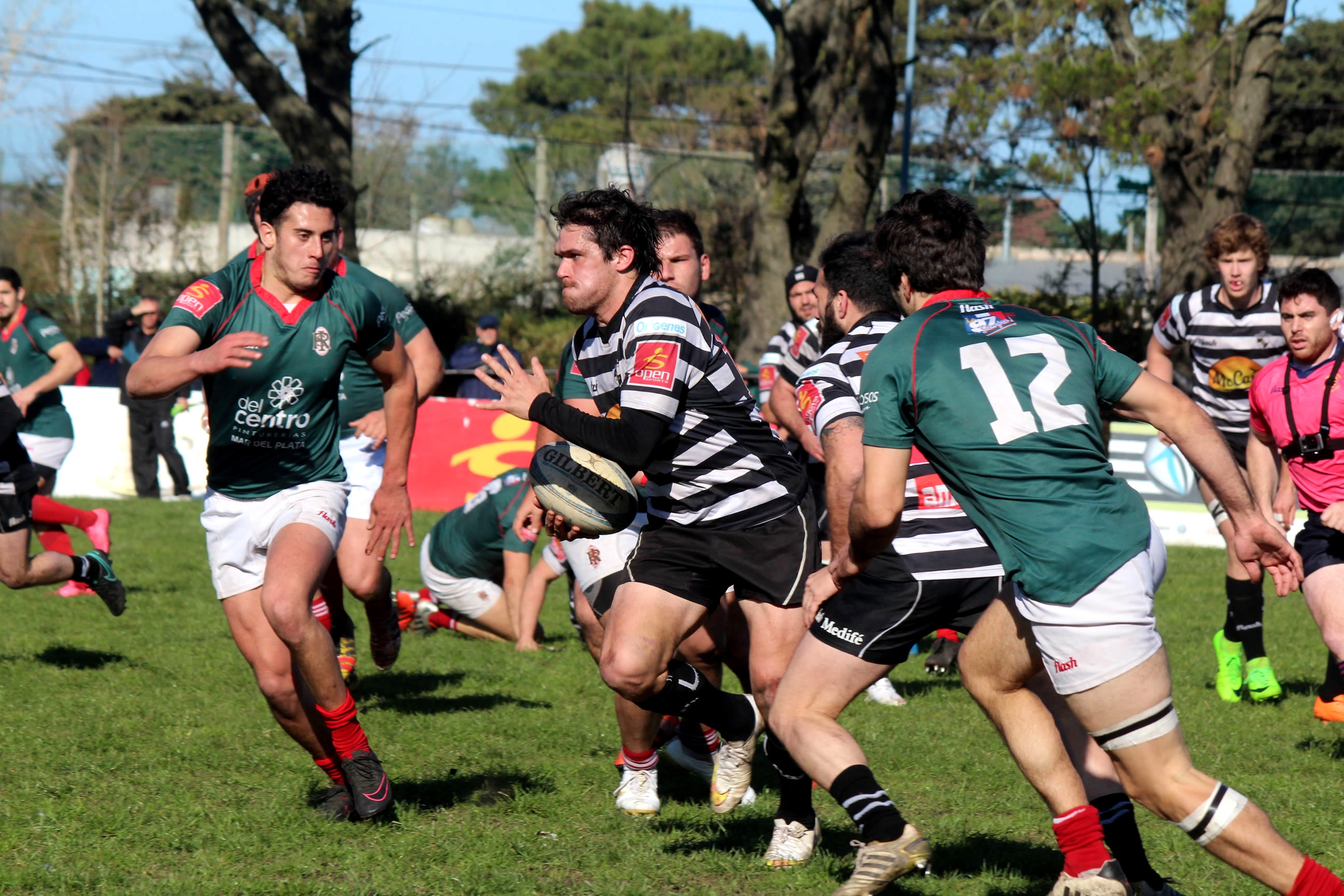El aporte de Juan Nocetti -con la pelota- terminó siendo fundamental para Sporting sume una nueva victoria. Foto: Prensa URMdP.