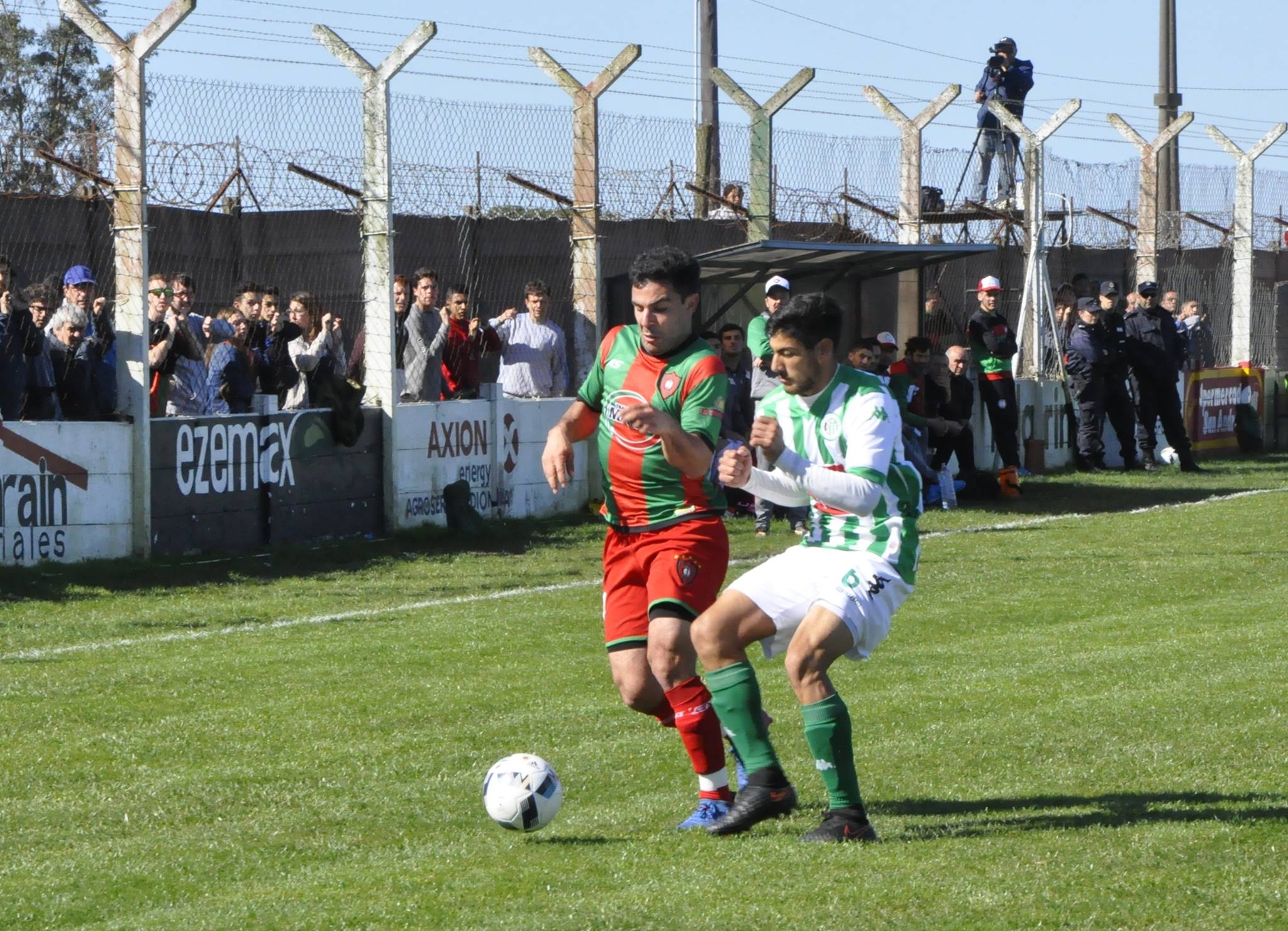 Emiliano Coppens cruza a Matías Atlante. Los defensores superaron a los delanteros. (Foto gentileza Martín Angelini)
