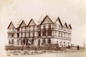 Construcción de los dormitorios del Bristol, 1888.