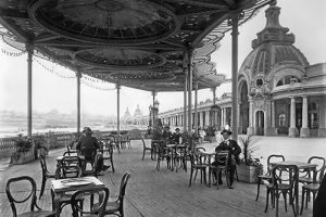 La marquesina del café La Brasileña en la antigua Rambla Bristol, inaugurada en 1913.