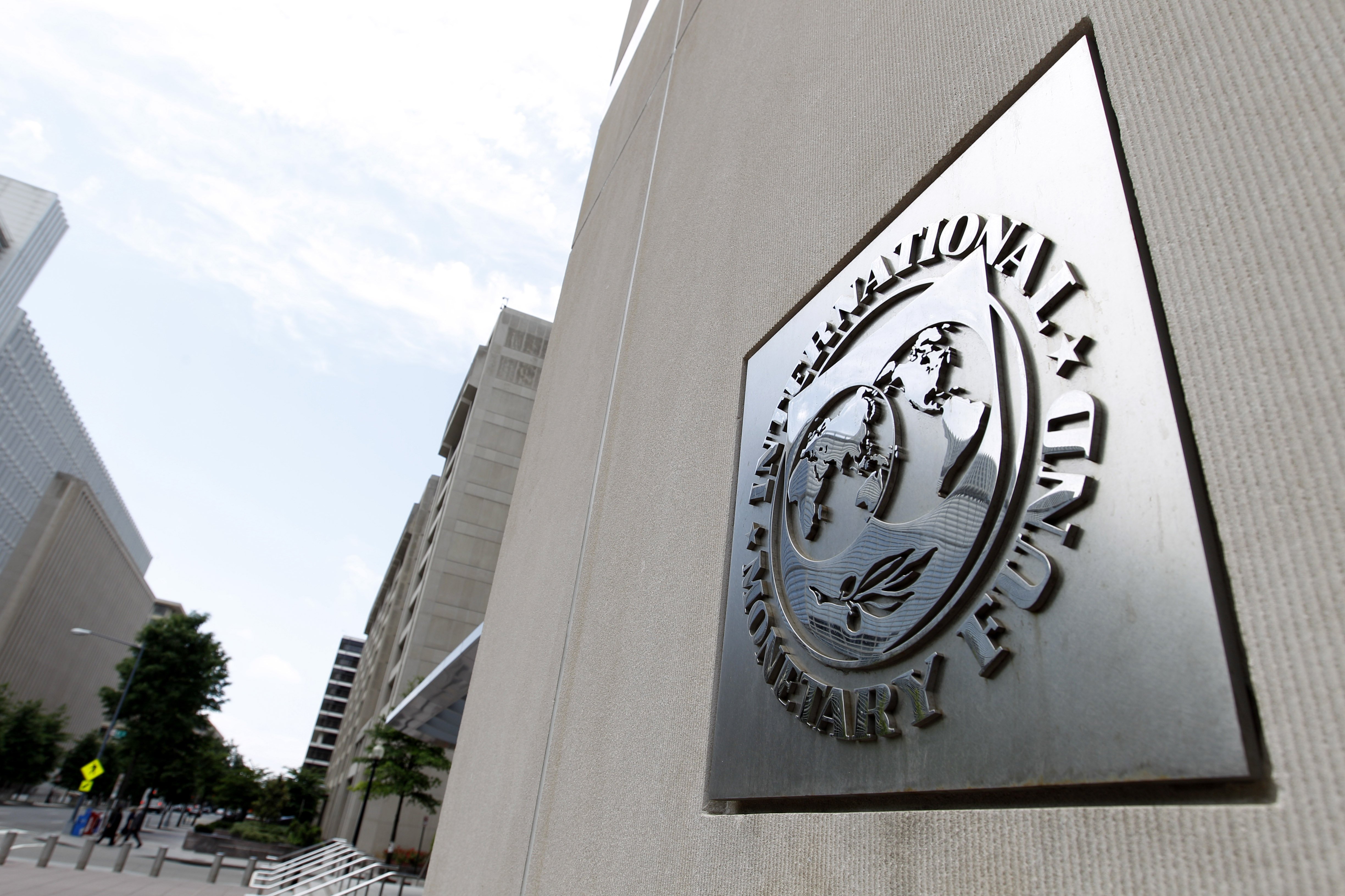 Мвф валюта. Штаб квартира МВФ В Вашингтоне. МВФ (Международный валютный фонд флаг. Здание МВФ США. Главный офис МВФ.