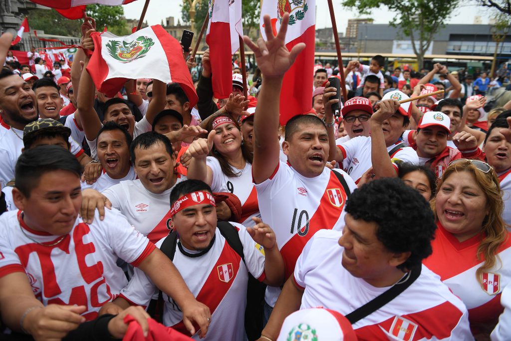 Los Peruanos Coparon Ezeiza Para Recibir A Su Selección « Diario La ...