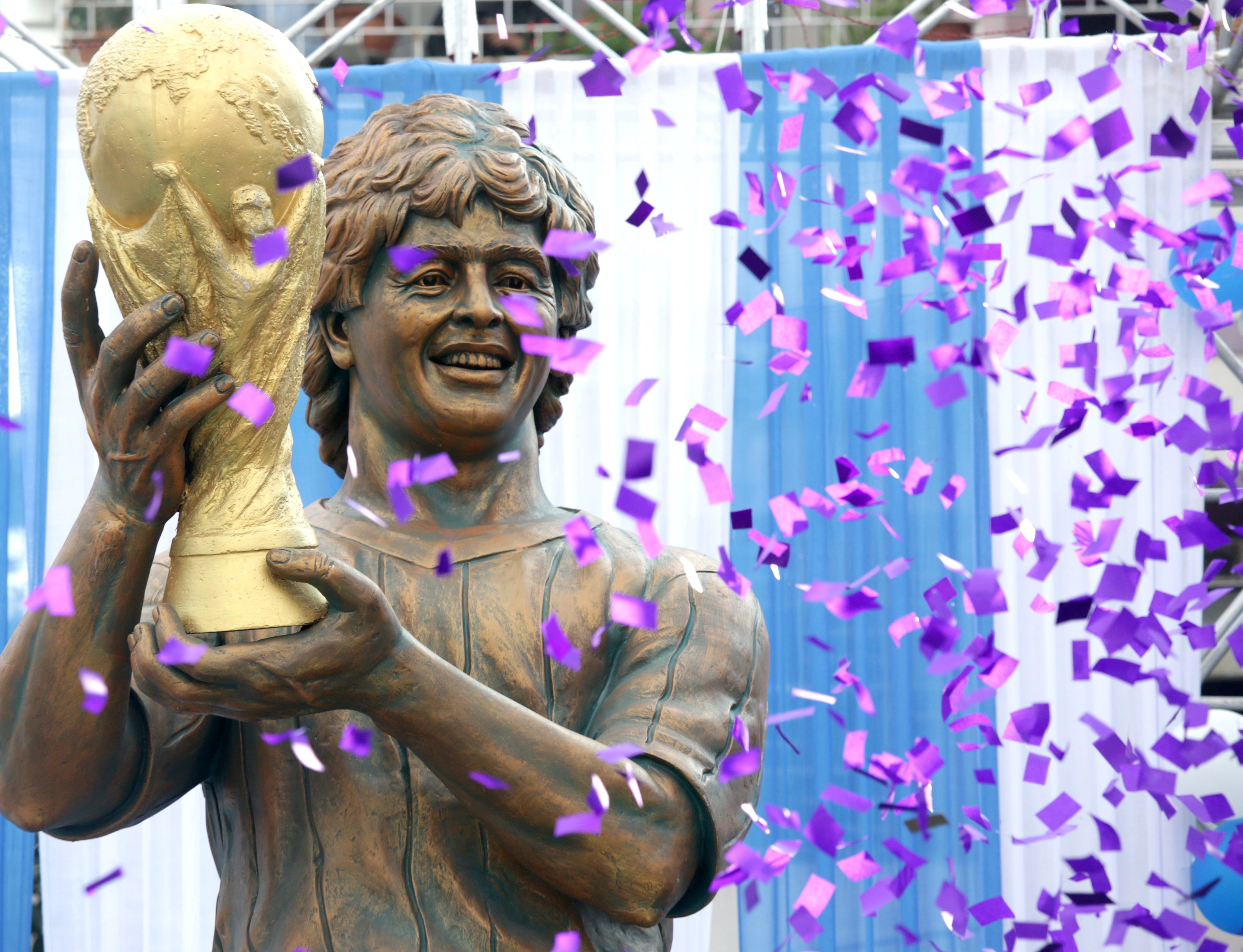 Vista de una escultura de Diego Armando Maradona durante un evento en su visita a Calcuta. Foto: EFE | Piyal Adhikary.