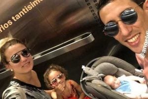 Di María con su mujer e hijos en Rosario.