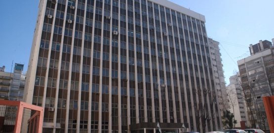 El edificio de Tribunales está ubicado en la esquina de Brown y Tucumán.