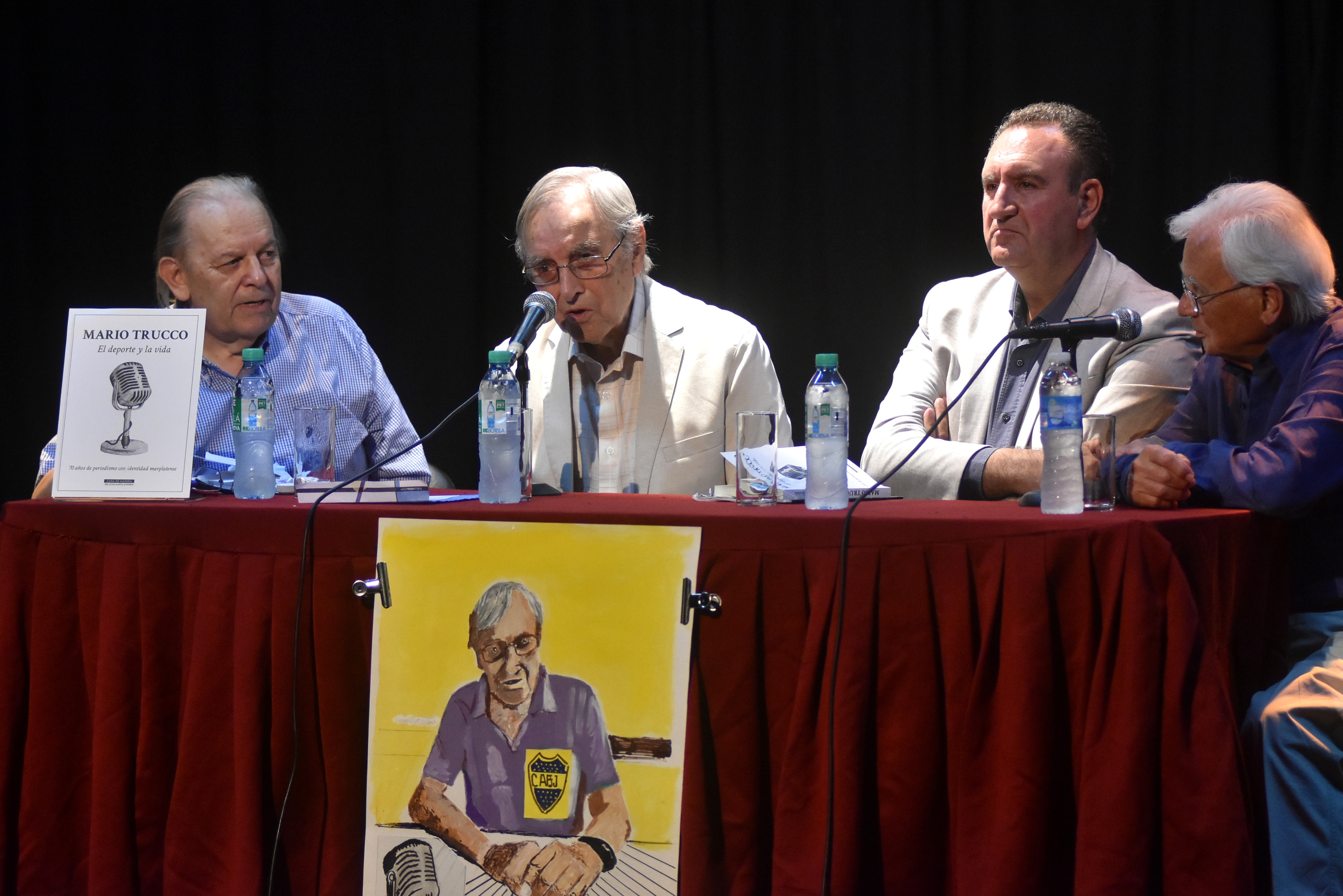 Mario Trucco presentó el libro sobre sus 70 años en el periodismo junto a José Andrés Soto, Vito Amalfitano y "Pocho" Palumbo. Jugosas y emotivas anécdotas y repaso de los mojones de su impresionante trayectoria. 