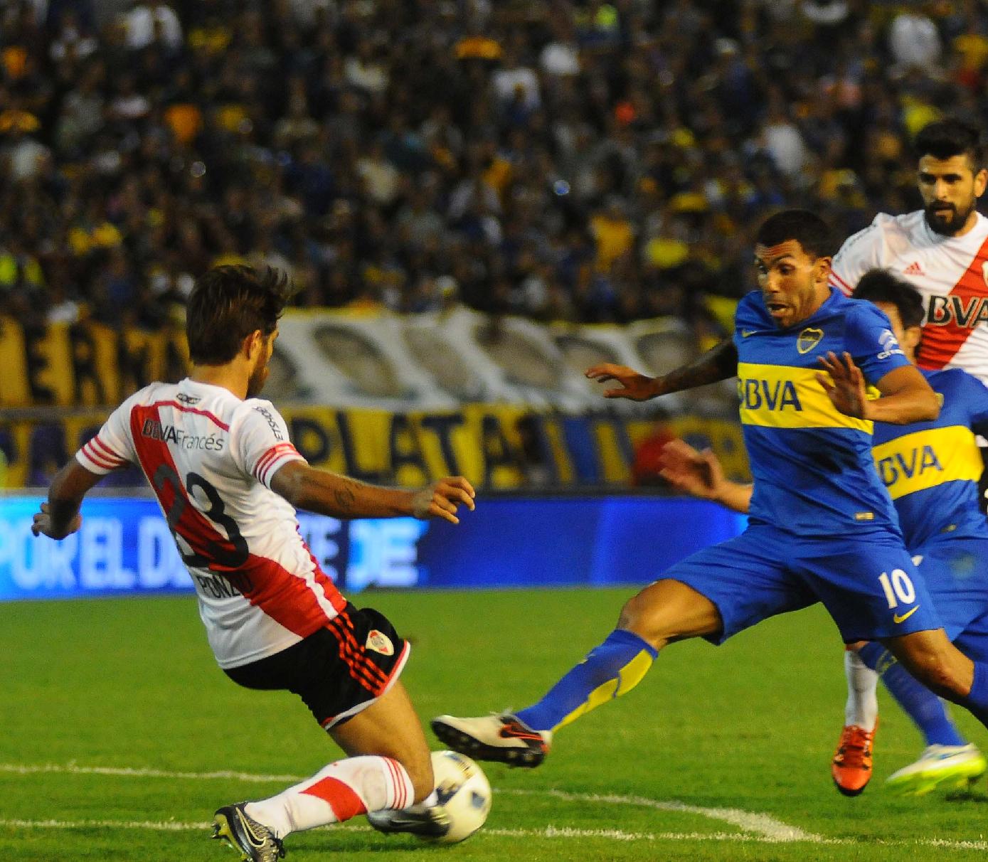El último Superclásico que jugó Tevez en Mar del Plata, en 2016. En la foto contra Ponzio, quien festejó aquella noche por el 1-0 de River sobre Boca.
