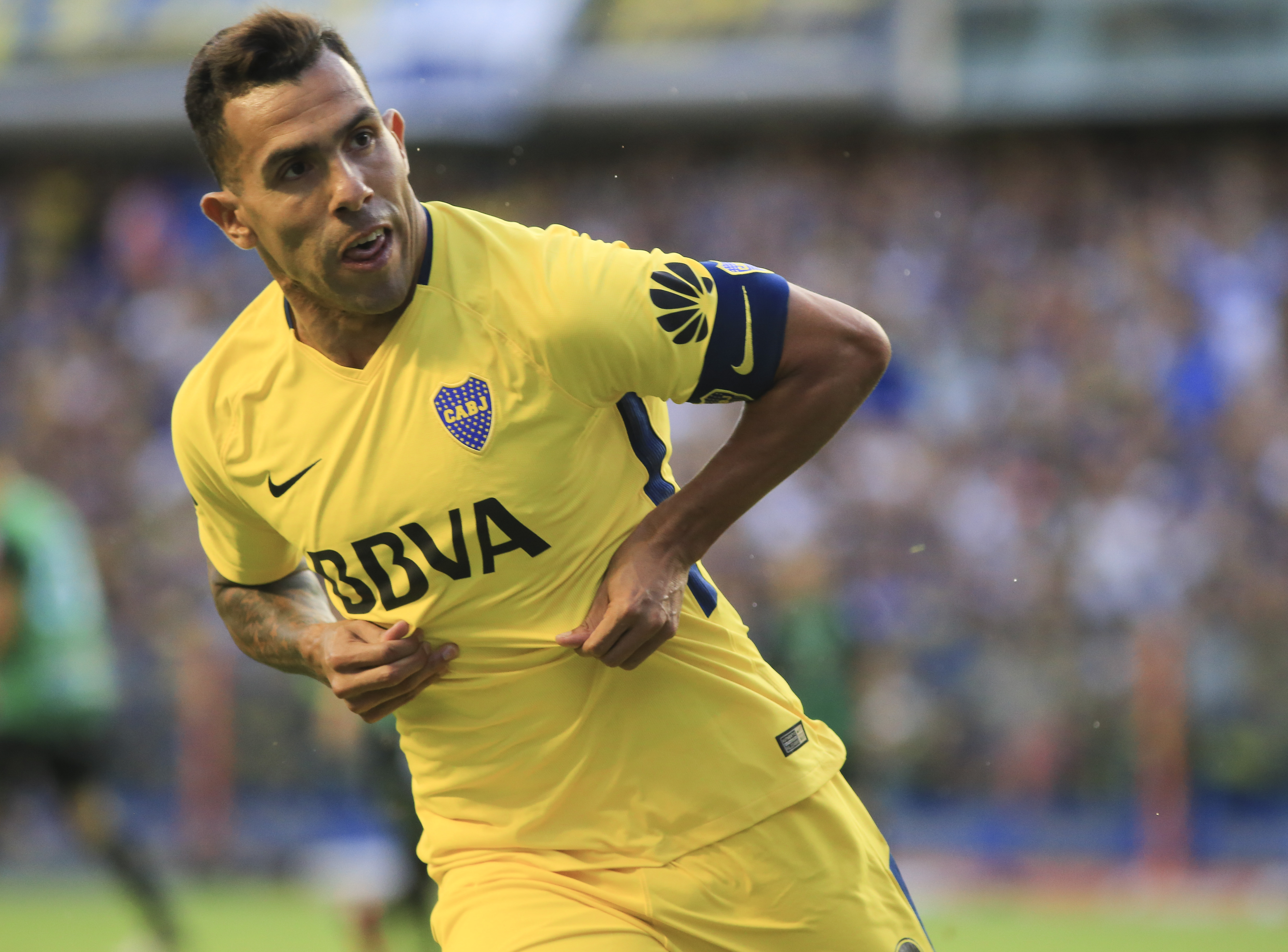zzzznacd2NOTICIAS ARGENTINAS BAIRES, FEBRERO 25: El volante de Boca Carlos Tevez festeja el primer gol ante San Martin de San Juan.
Foto NA: MARCELO CAPECEzzzz