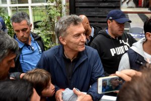 Macri el domingo jugó al pádel en Mar del Plata y se sacó fotos con los que fueron a verlo.
