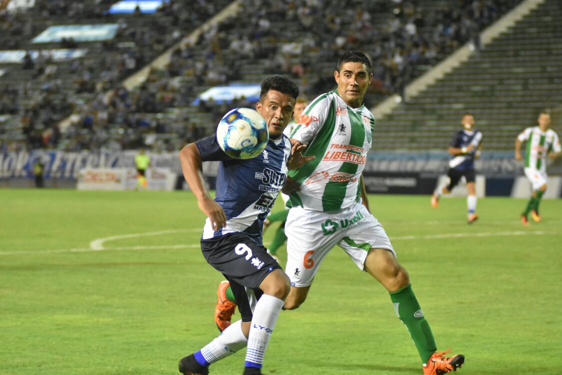 Wilson Albarracín recupera la titularidad. Para jugar de local, él es el preferido de Giganti.