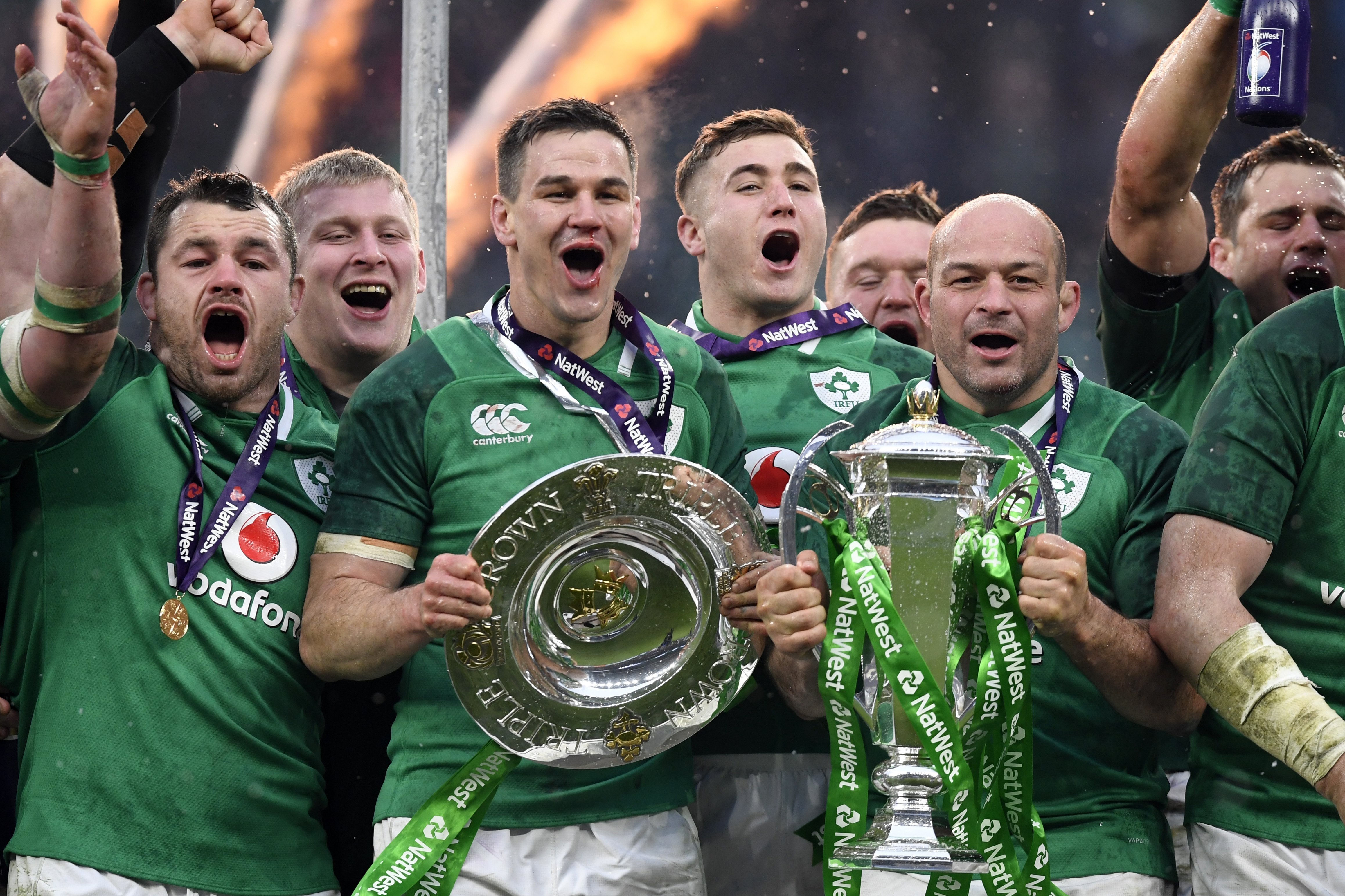 Johnny Sexton y Rory Best celebran junto a sus compañeros en Twickenham. Foto: EFE | EPA | Will Oliver.