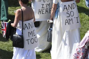 zzzzinte1 TOPSHOT - Well-wishers wear mock wedding dresses with banners reading "Harry, I'm Here", and "And So I Am I.." as they gather on the Long Walk leading to Windsor Castle ahead of the wedding and carriage procession of Britain's Prince Harry, Duke of Sussex and Meghan Markle in Windsor, on May 19, 2018. / AFP PHOTO / EMMANUEL DUNANDzzzz