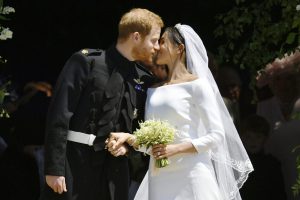zzzzinte1 Britain's Prince Harry, Duke of Sussex kisses his wife Meghan, Duchess of Sussex as they leave from the West Door of St George's Chapel, Windsor Castle, in Windsor, on May 19, 2018 after their wedding ceremony. / AFP PHOTO / POOL / Ben Birchall zzzz