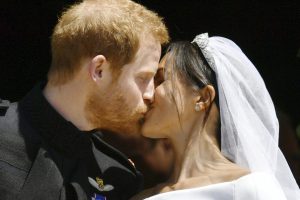 zzzzinte1 Britain's Prince Harry, Duke of Sussex kisses his wife Meghan, Duchess of Sussex as they leave from the West Door of St George's Chapel, Windsor Castle, in Windsor, on May 19, 2018 after their wedding ceremony. / AFP PHOTO / POOL / Ben Birchall zzzz