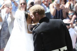 zzzzinte1 Britain's Prince Harry, Duke of Sussex kisses his wife Meghan, Duchess of Sussex as they leave from the West Door of St George's Chapel, Windsor Castle, in Windsor, on May 19, 2018 after their wedding ceremony. / AFP PHOTO / POOL / Danny Lawson zzzz