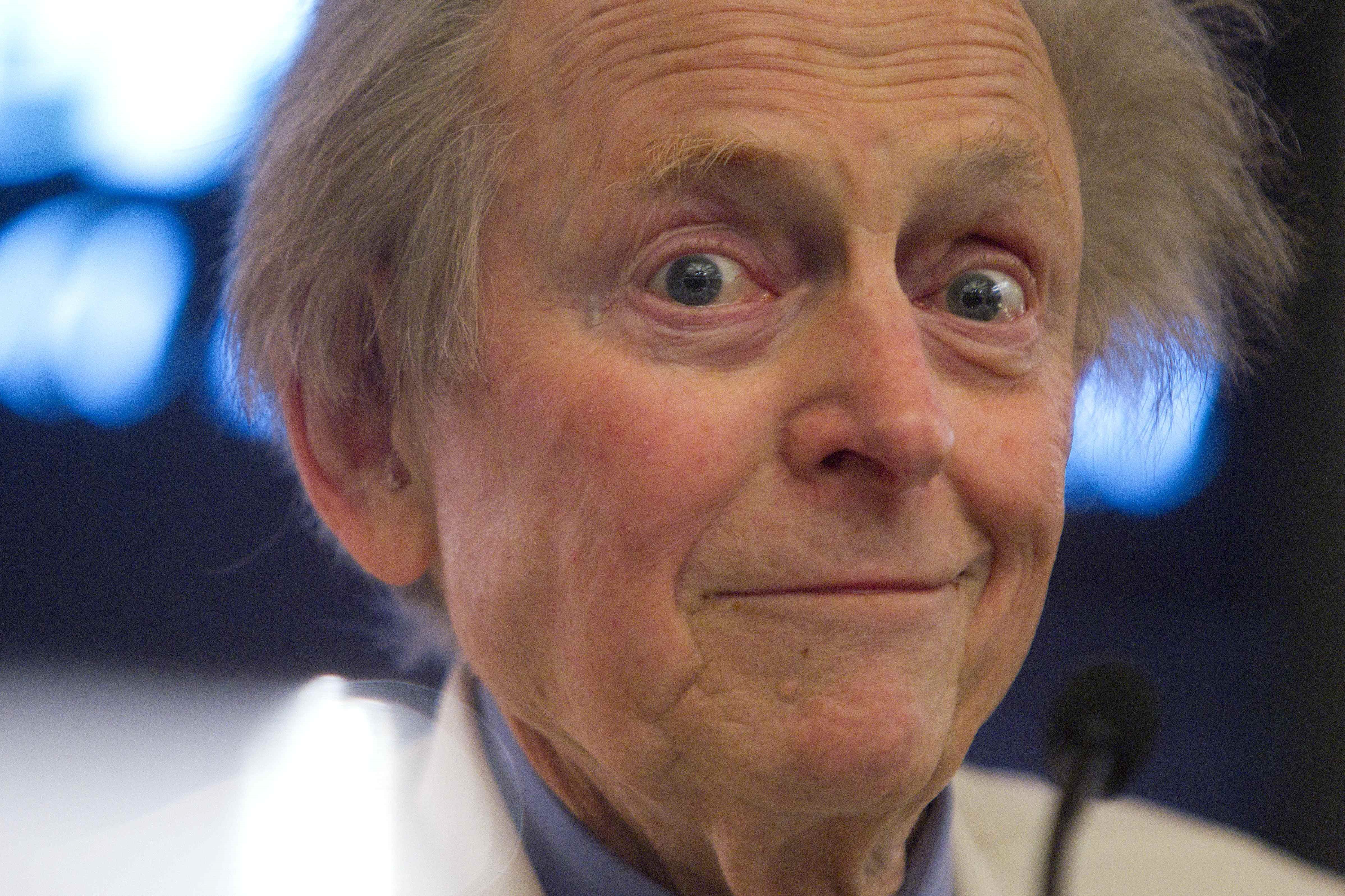 Tom Wolfe durante la presentación de su obra "Bloody Miami", en el edificio de la Pedrera, Barcelona, en 2013. Foto: EFE | Archivo.