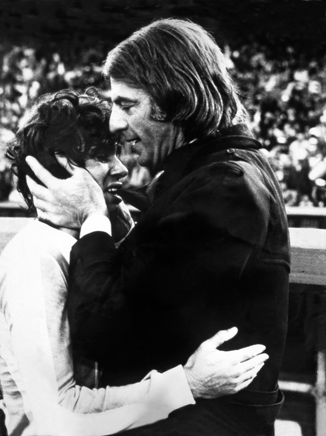 Menotti abraza a Jorge Mario Olguín luego de la consagración de 1978 en el estadio de River. Conmoción mundial por el fallecimiento del DT.