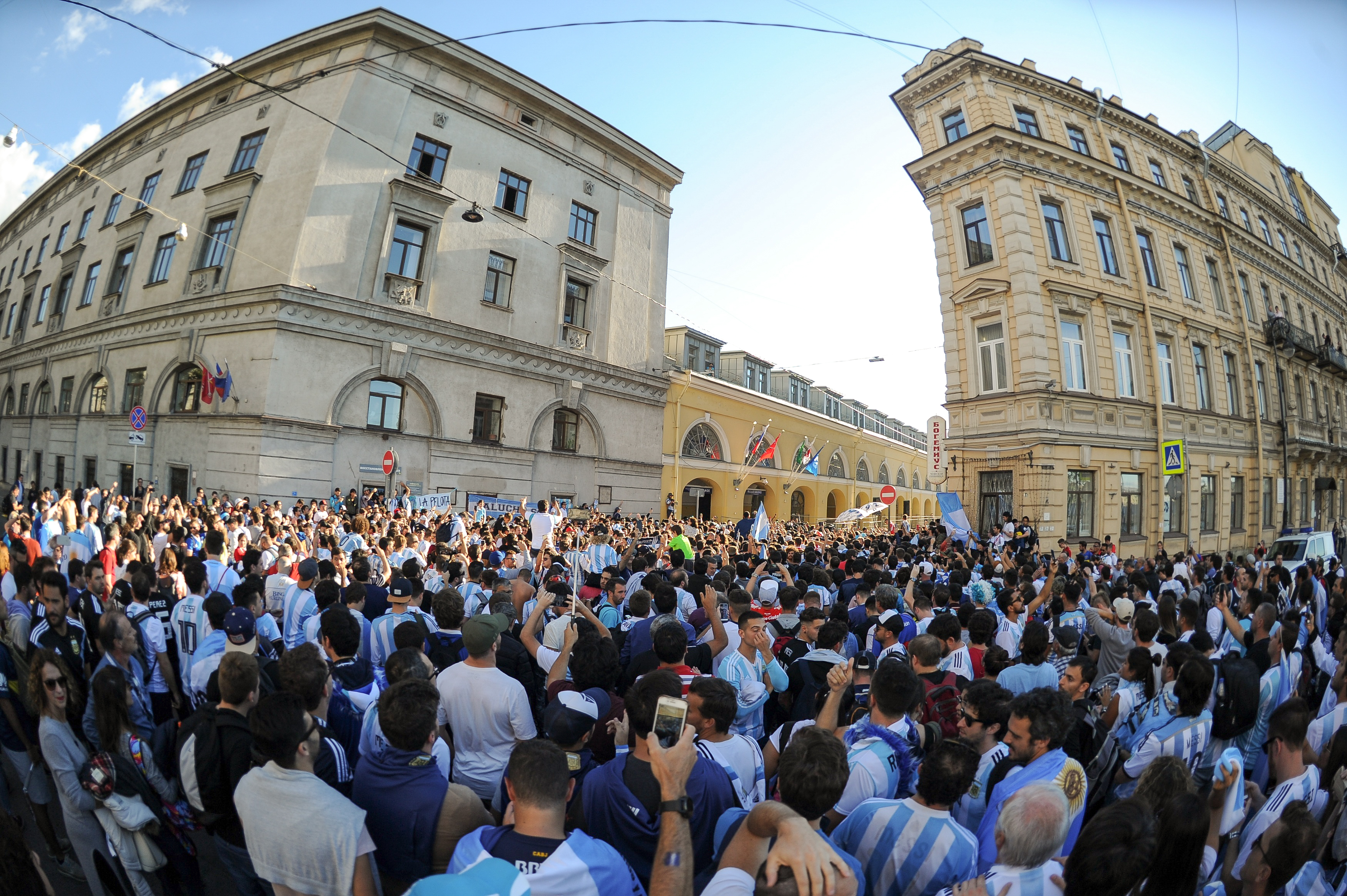 San Petersburgo, Rusia, 250618: Mas de 1000 hinchas coparon una plaza y marcharon al hotel de la seleccion. Foto: Maximiliano Luna/Enviado especial/Telam